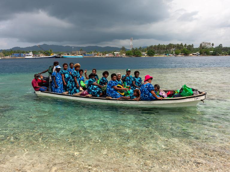Das Foto zeigt Frauen in einem blauen Boot im Flachwasser vor der Küste der Insel Bougainville, Papua-Neuguinea, am 11. Oktober 2009.