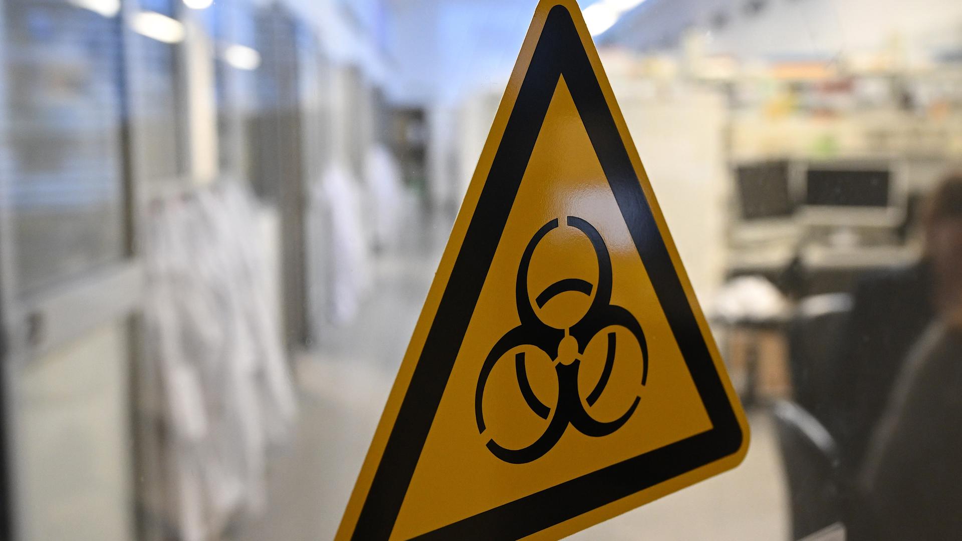 Das Symbol für Biohazard ist am Eingang zum Labor im Institut für Medizinische Immunologie an der CharitÃ© angebracht. Impfstoffe gegen Sars-CoV-2 stehen längst zur Verfügung, Medikamente gegen Covid-19 auch schon eine ganze Weile. Aber was ist mit Therapien für Menschen, die noch immer Long-Covid-Beschwerden haben? (zu dpa Â«Â«Spiel auf ZeitÂ» - Wann kommen Medikamente gegen Long Covid?Â»)