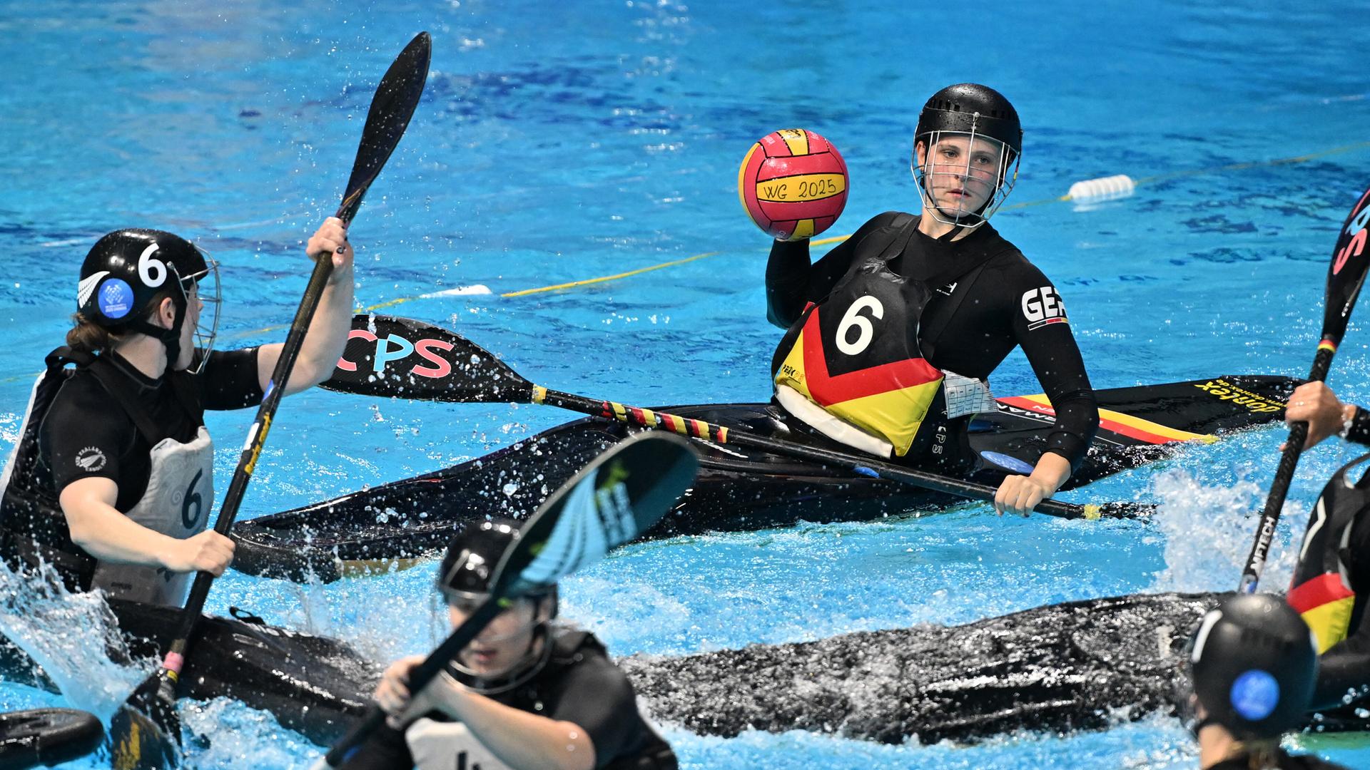 Nele Schmalenbach im Finale des Kanu-Polo-Wettbewerbs bei den World Games. Sie sitzt in einem schwarzen Kanu und hat einen Ball in der Hand. Nele Schmalenbach im Finale des Kanu-Polo-Wettbewerbs bei den World Games. Sie sitzt in einem schwarzen Kanu und hat einen Ball in der Hand.