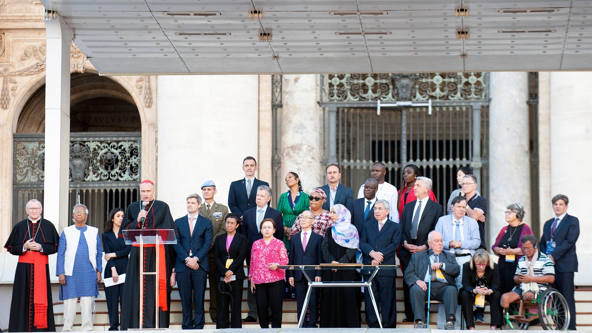 Vertreter des Vatikan und mehrere Friedensnobelpreisträger während einer Veranstaltung auf dem Petersplatz. Vertreter des Vatikan und mehrere Friedensnobelpreisträger während einer Veranstaltung auf dem Petersplatz.
