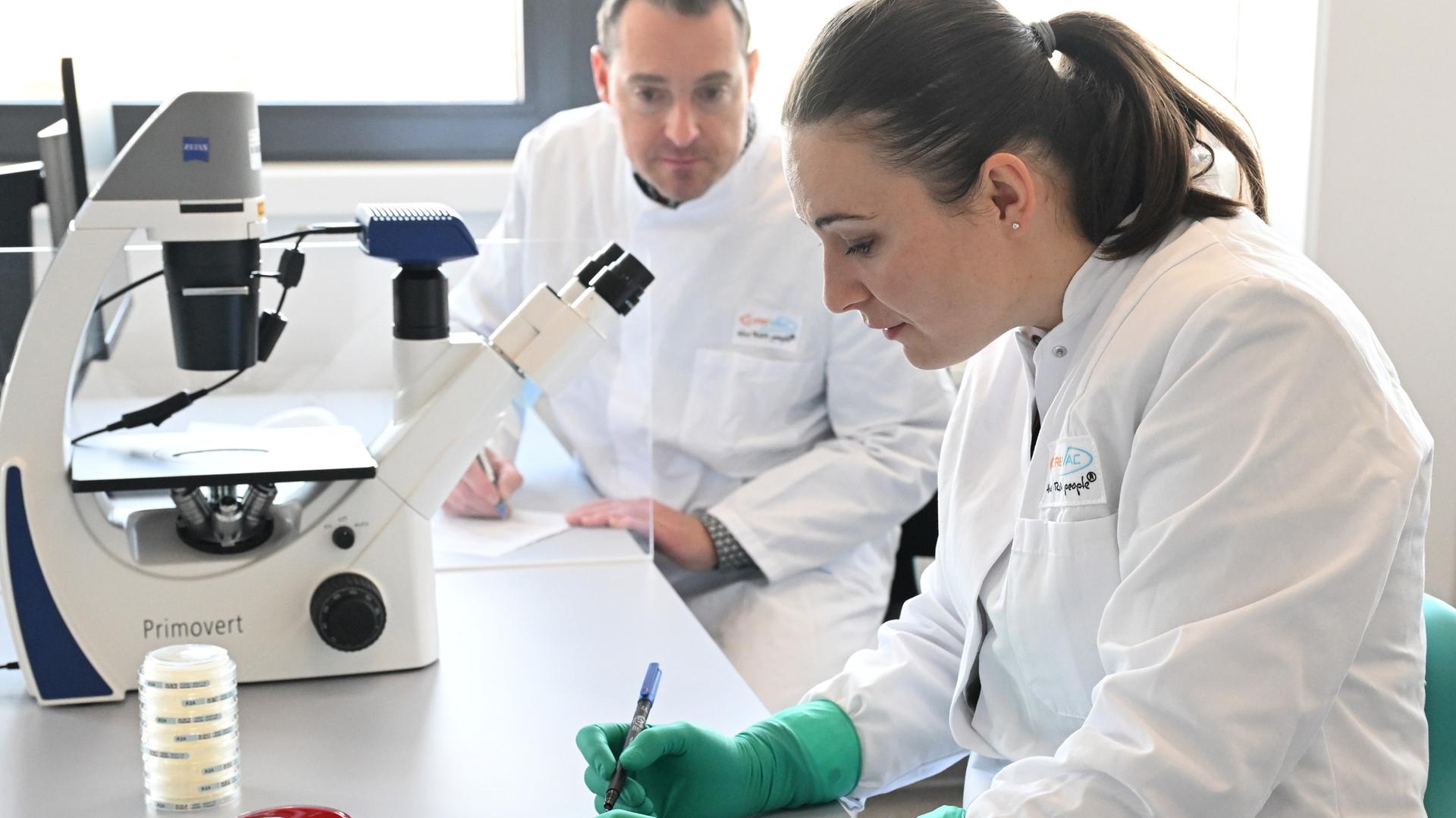 Eine Mitarbeiterin beschriftet in einem Labor des biopharmazeutischen Unternehmens Curevac Proben. Curevac arbeitet an der Entwicklung von Medikamenten auf Basis der mRNA Technologie.