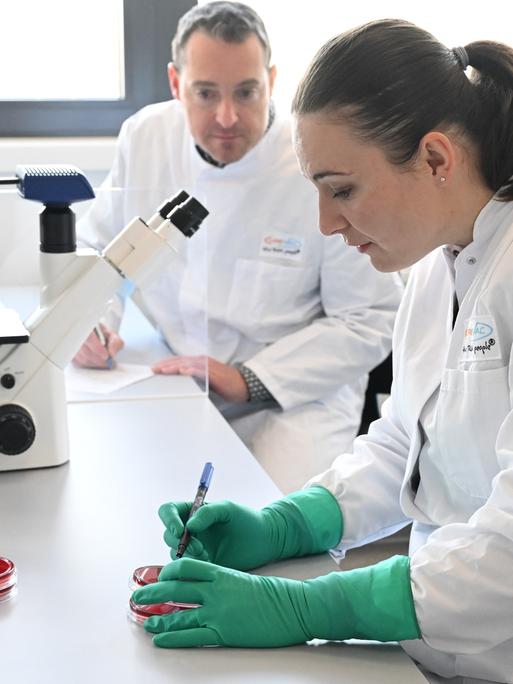 Eine Mitarbeiterin beschriftet in einem Labor des biopharmazeutischen Unternehmens Curevac Proben. Curevac arbeitet an der Entwicklung von Medikamenten auf Basis der mRNA Technologie.