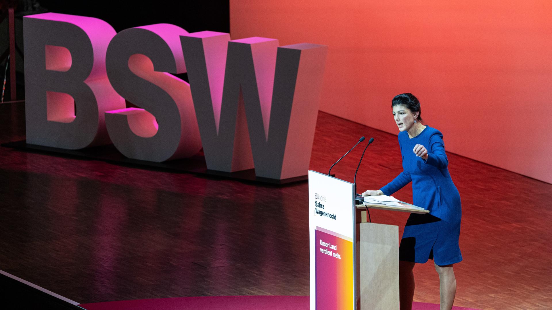 Sahra Wagenknecht, Kanzlerkandidatin und Bundesvorsitzende des Bündnis Sahra Wagenknecht BSW, spricht auf dem Bundesparteitag auf der Bühne