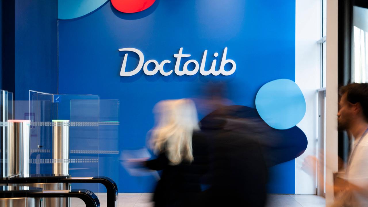 Das Firmenlogo von Doctolib in den Büroräumen des Unternehmens in Levallois-Perret bei Paris.