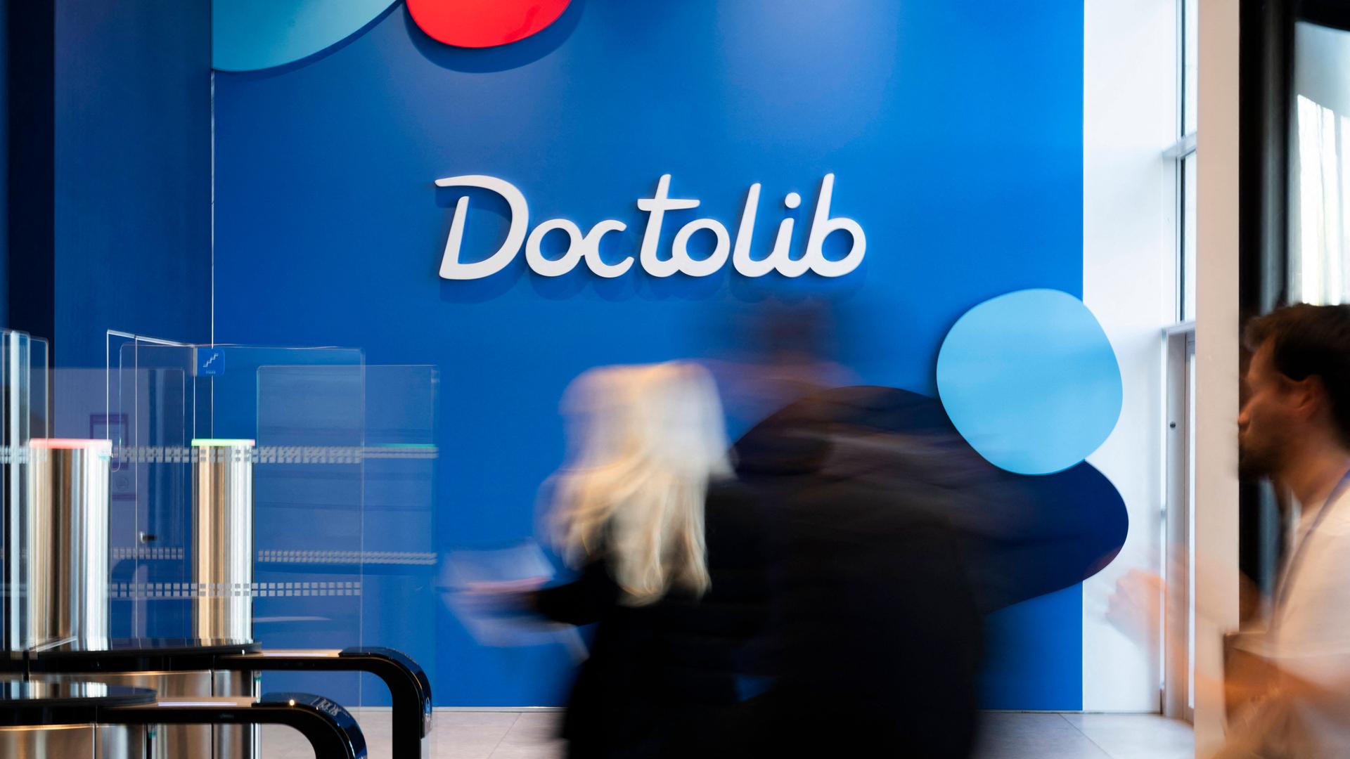 Das Firmenlogo von Doctolib in den Büroräumen des Unternehmens in Levallois-Perret bei Paris. Das Firmenlogo von Doctolib in den Büroräumen des Unternehmens in Levallois-Perret bei Paris.