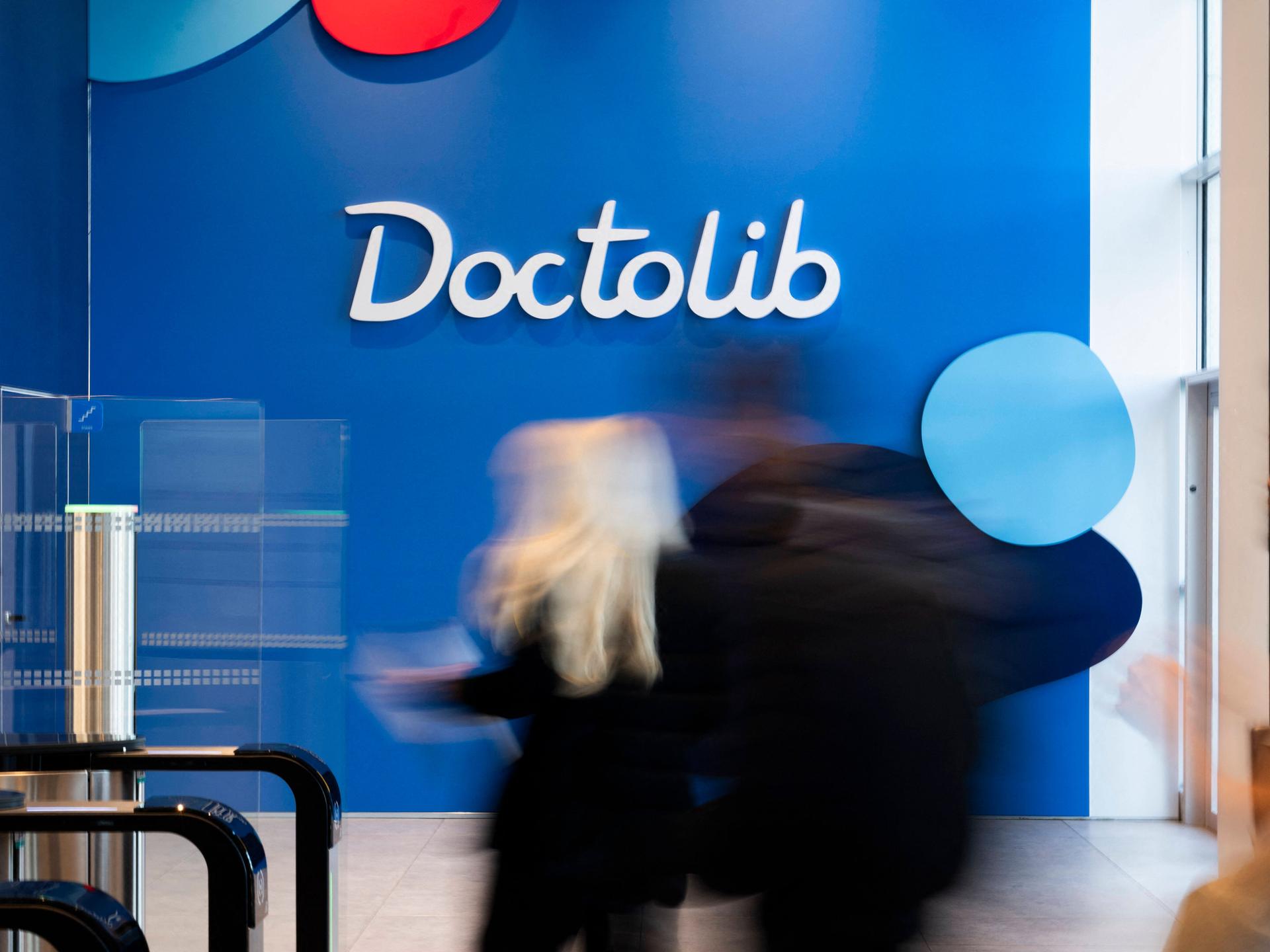 Das Firmenlogo von Doctolib in den Büroräumen des Unternehmens in Levallois-Perret bei Paris.