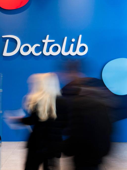 Das Firmenlogo von Doctolib in den Büroräumen des Unternehmens in Levallois-Perret bei Paris. Das Firmenlogo von Doctolib in den Büroräumen des Unternehmens in Levallois-Perret bei Paris.