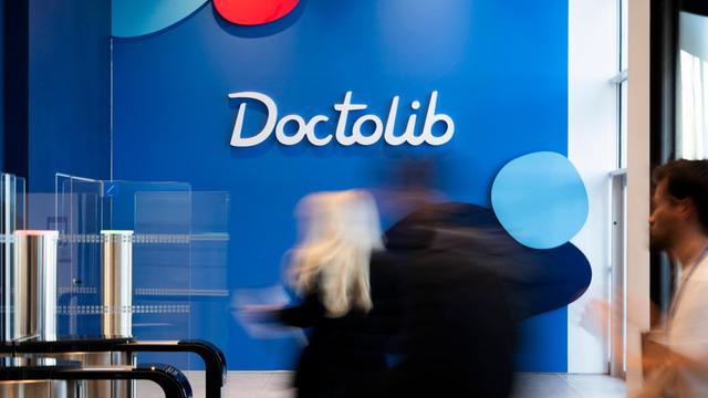 Das Firmenlogo von Doctolib in den Büroräumen des Unternehmens in Levallois-Perret bei Paris.