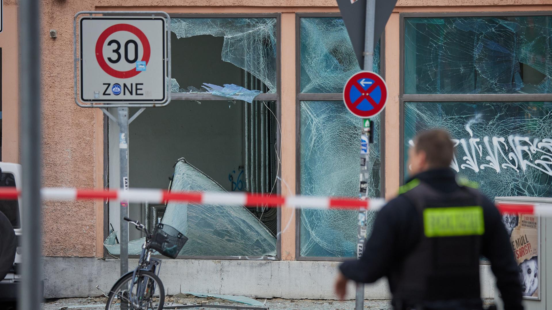 Durch die Explosion einer mutmaßlichen Kugelbombe sind zahlreiche Fensterscheiben in der Vorbergstraße im Stadtteil Schöneberg zu Bruch gegangen.