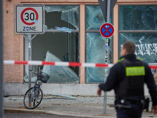 Durch die Explosion einer mutmaßlichen Kugelbombe sind zahlreiche Fensterscheiben in der Vorbergstraße im Stadtteil Schöneberg zu Bruch gegangen.