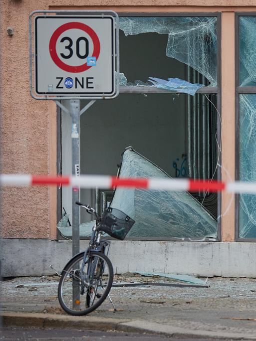 Durch die Explosion einer mutmaßlichen Kugelbombe sind zahlreiche Fensterscheiben in der Vorbergstraße im Stadtteil Schöneberg zu Bruch gegangen.