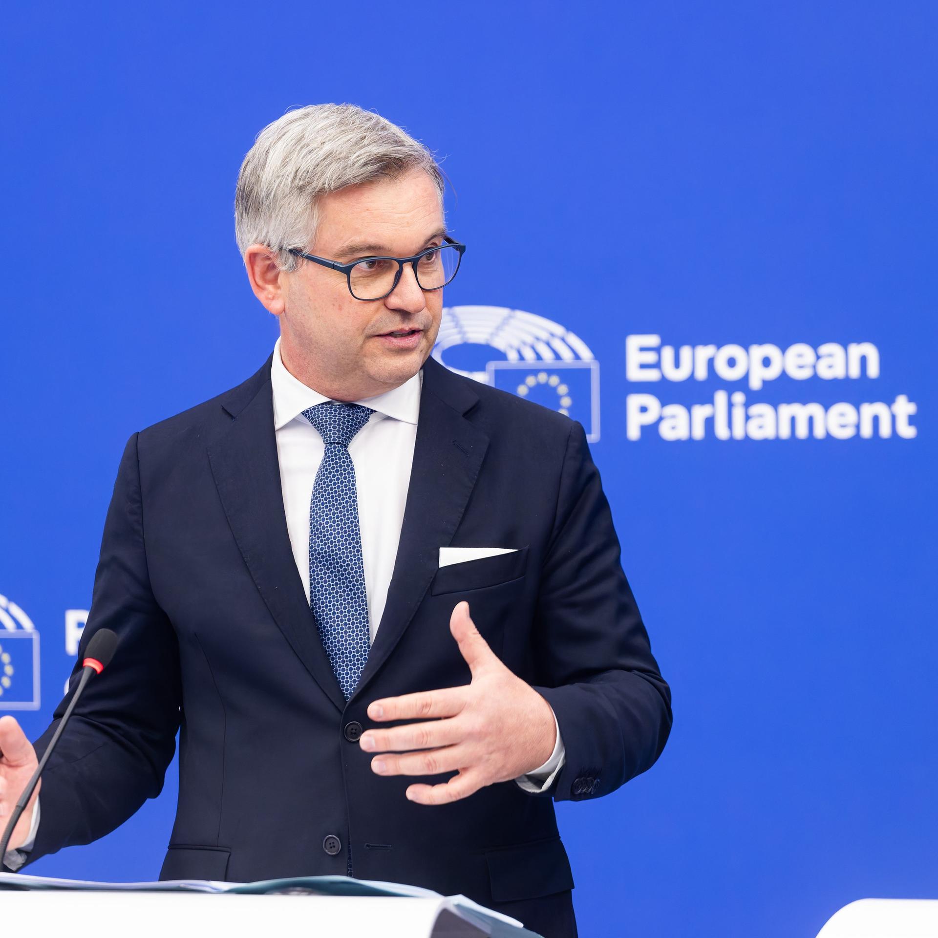 Straßburg: Magnus Brunner ( VP), EU-Kommissar für Inneres und Migration, steht im Gebäude des Europäischen Parlaments und spricht über die von der EU-Kommission vorgeschlagene Rückführungsrichtlinie. 