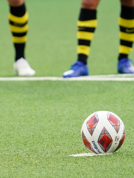 Elfmeterpunkt und Molten Matchball, BSC Young Boys - FC Luzern, Super League, Fussball, 25.10.2020 *** Penalty point and