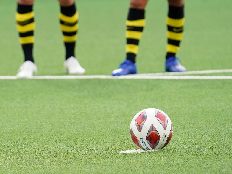Elfmeterpunkt und Molten Matchball, BSC Young Boys - FC Luzern, Super League, Fussball, 25.10.2020 *** Penalty point and