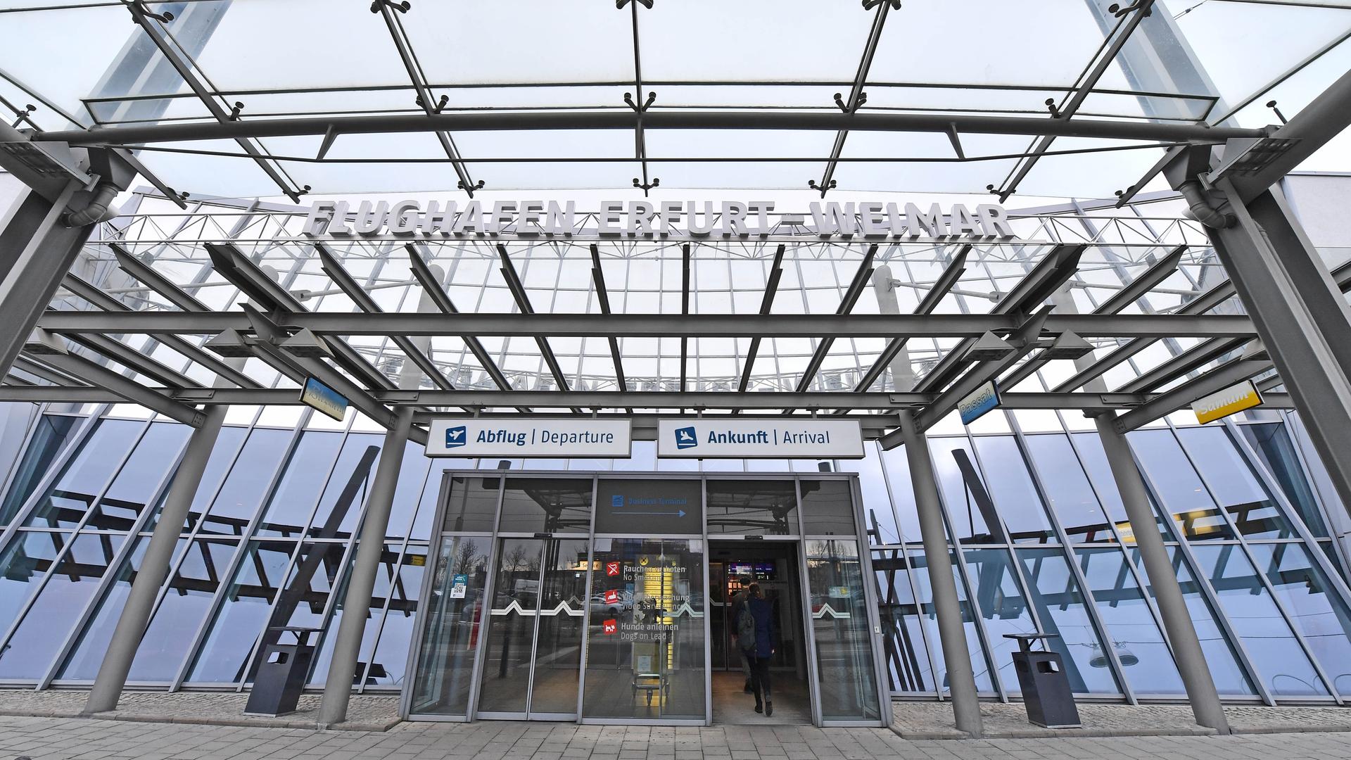 Thüringen, Erfurt: Der Haupteingang zum Flughafen Erfurt-Weimar.