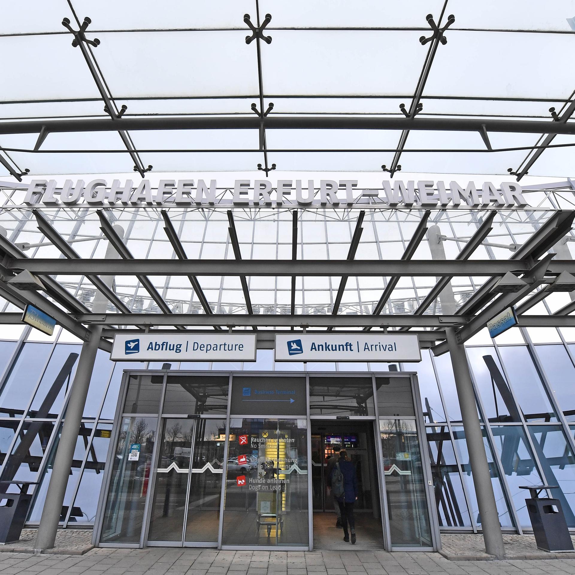 Thüringen, Erfurt: Der Haupteingang zum Flughafen Erfurt-Weimar.