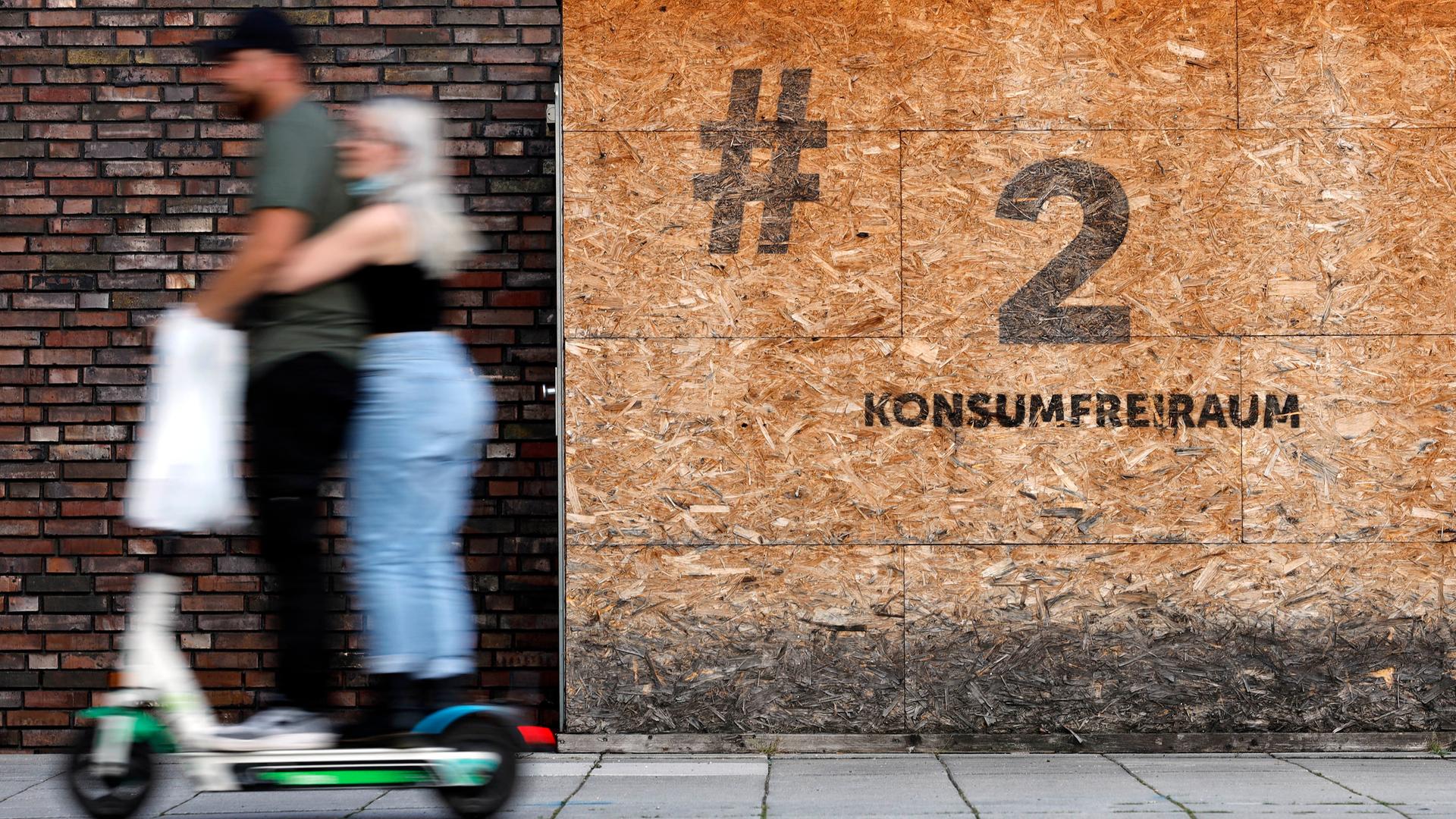 Eine Holzbox mit der Aufschrift 'Konsumfreiraum' am Neumarkt in Köln. Die Holzboxen wurden von der Stadt Köln an einigen Ecken aufgestellt, wo Drogenabhängige vorher versteckt ihre Drogen konsumierten. (Themenbild, Symbolbild) Köln, 18.09.2021