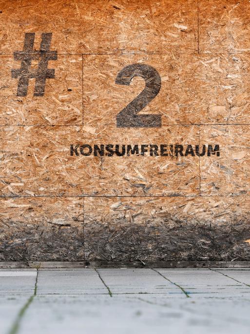Eine Holzbox mit der Aufschrift 'Konsumfreiraum' am Neumarkt in Köln. Die Holzboxen wurden von der Stadt Köln an einigen Ecken aufgestellt, wo Drogenabhängige vorher versteckt ihre Drogen konsumierten. (Themenbild, Symbolbild) Köln, 18.09.2021