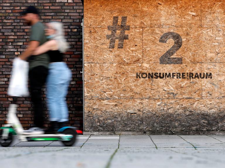 Eine Holzbox mit der Aufschrift 'Konsumfreiraum' am Neumarkt in Köln. Die Holzboxen wurden von der Stadt Köln an einigen Ecken aufgestellt, wo Drogenabhängige vorher versteckt ihre Drogen konsumierten. (Themenbild, Symbolbild) Köln, 18.09.2021