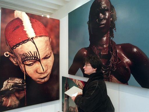 Eine Besucherin betrachtet 1998 im Filmmuseum Potsdam Fotografien von Leni Riefenstahl. Das Museum zeigt Porträts, die zwischen 1956 und 1976 beim Volksstamm der Nuba im Sudan entstanden sind.