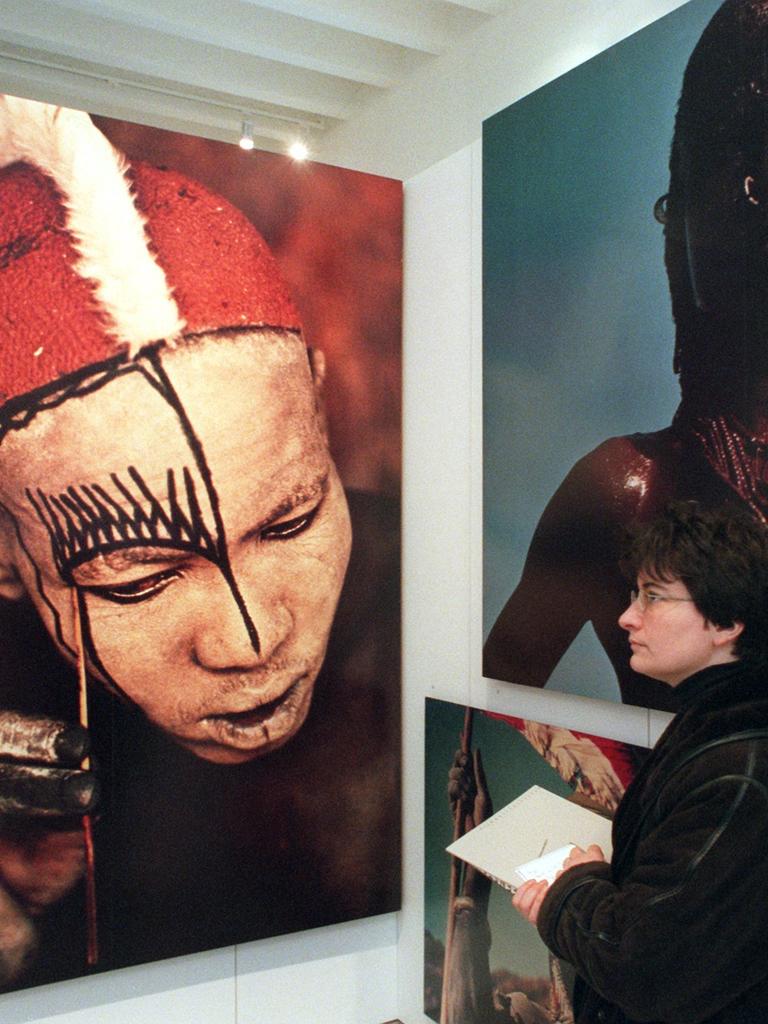 Eine Besucherin betrachtet 1998 im Filmmuseum Potsdam Fotografien von Leni Riefenstahl. Das Museum zeigt Porträts, die zwischen 1956 und 1976 beim Volksstamm der Nuba im Sudan entstanden sind.