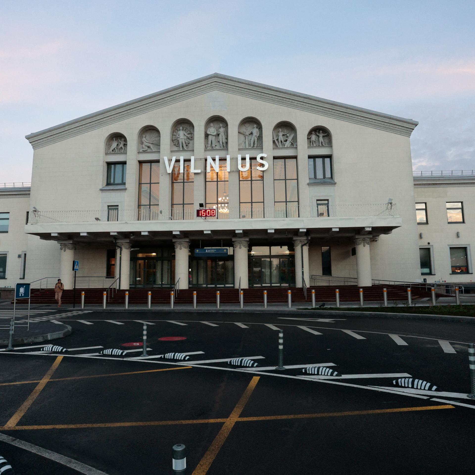 Zu sehen ist der Haupteingang des Flughafens in Vilnius.
