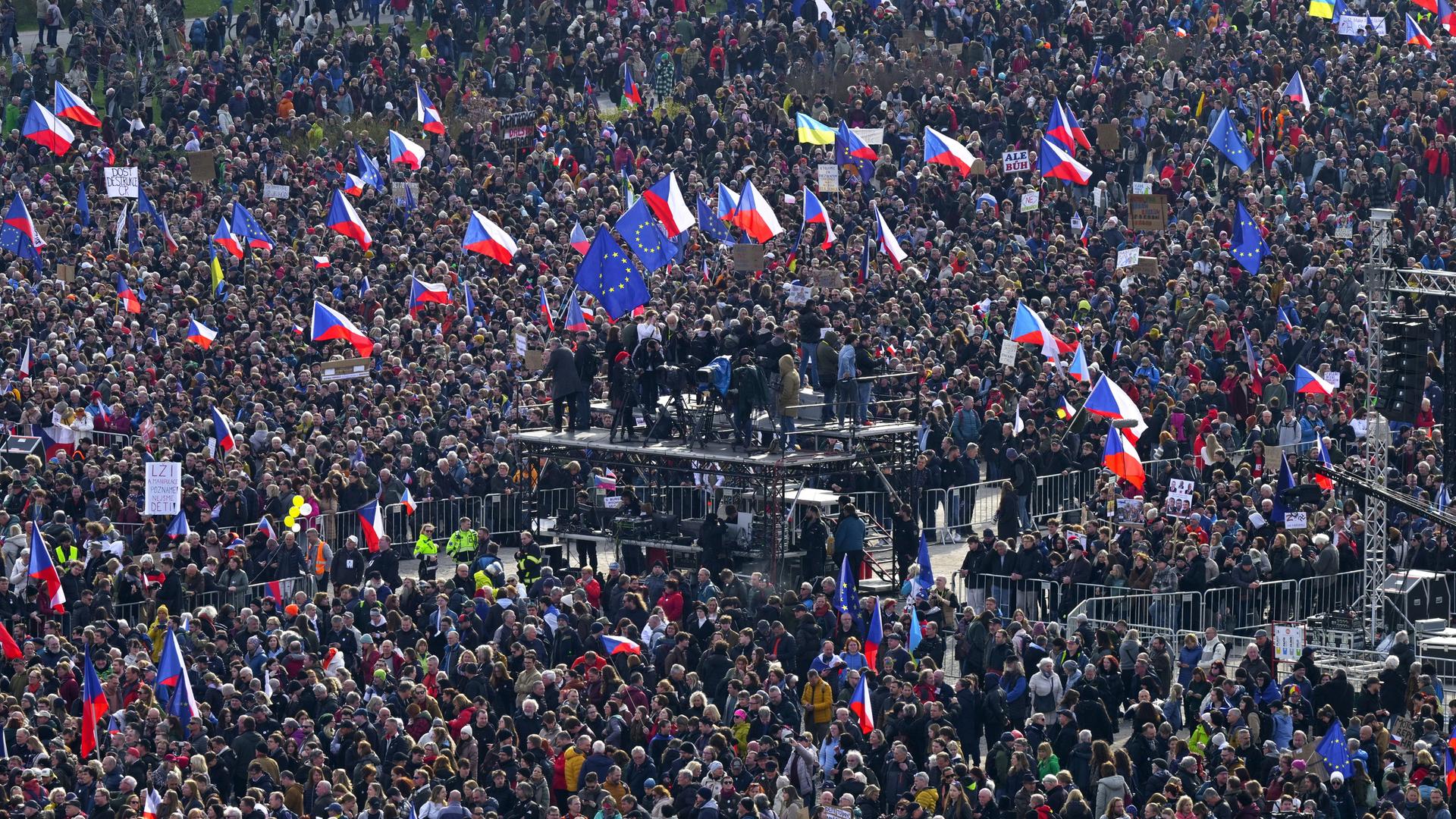 Das Foto zeigt zehntausende Demonstranten in der tschechischen Hauptstadt Prag. Viele schwenken tschechische Flaggen.