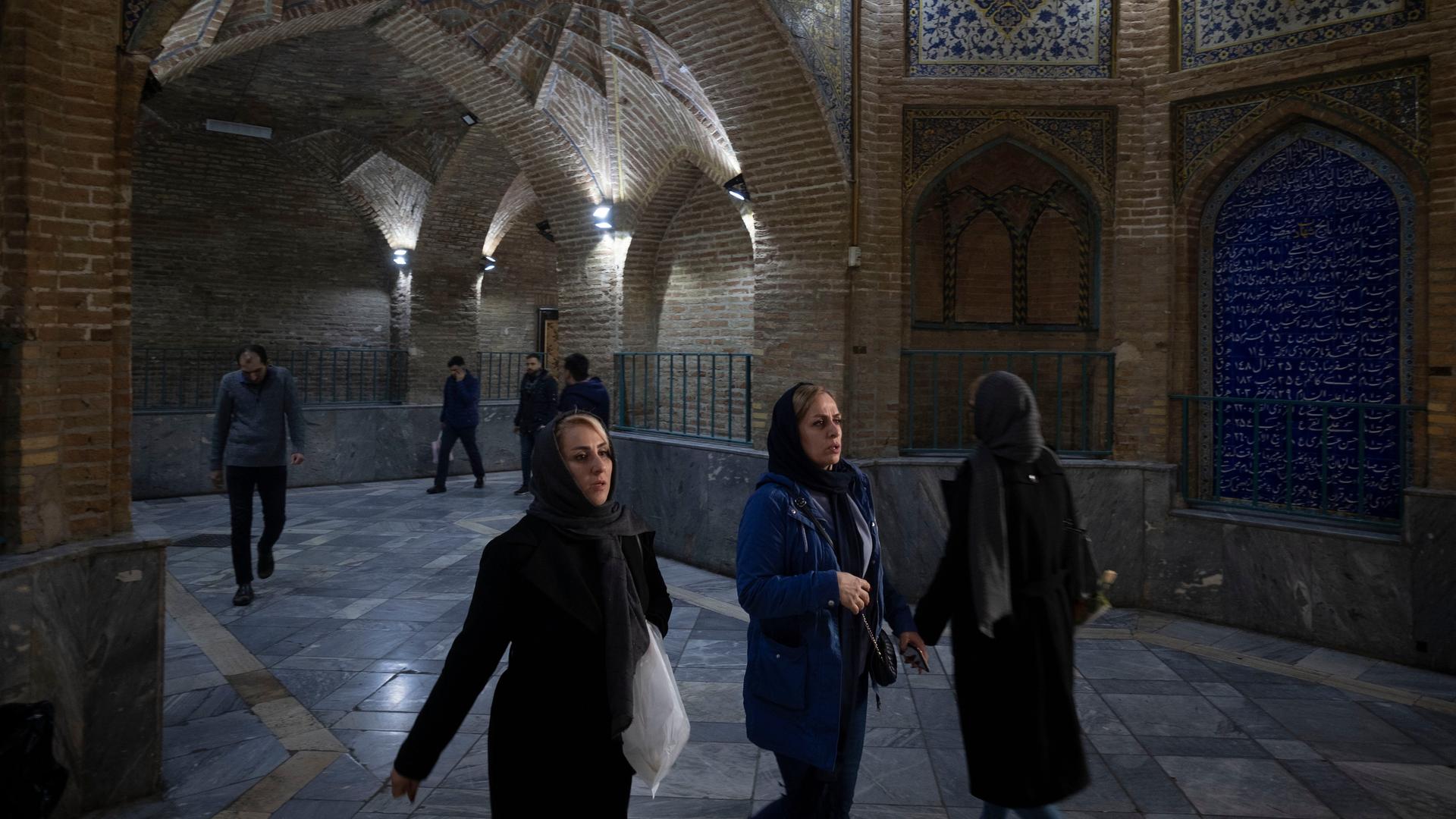 Iranische Frauen laufen durch den Basar in der Hauptstadt Teheran. 