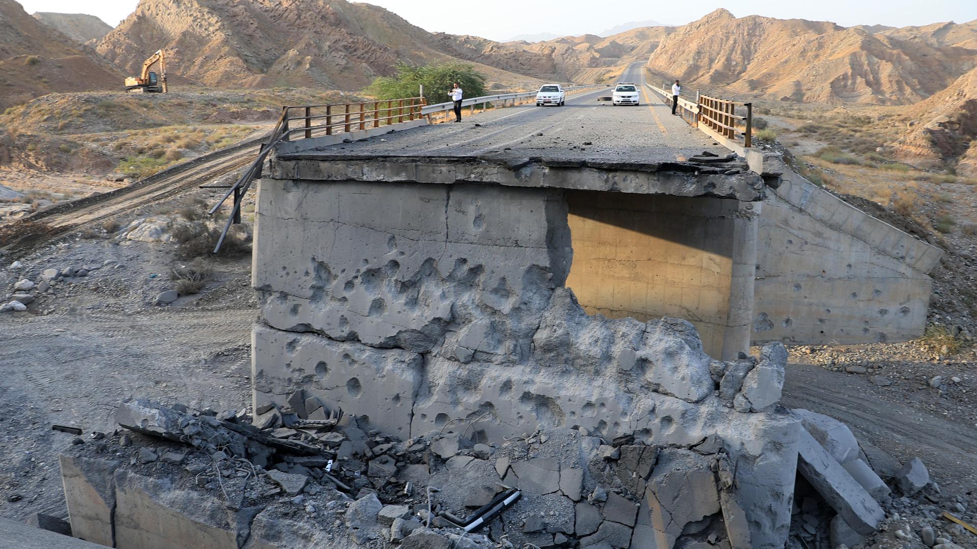 Eine zerstörte Brücke in Hormozgan in der Region von Bandar Abbas im Iran.