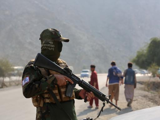Ein afghanischer Soldat steht mit Waffen an der Grenze bei Torkham 