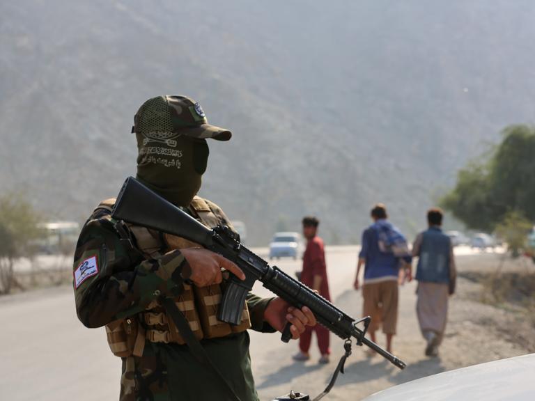 Ein afghanischer Soldat steht mit Waffen an der Grenze bei Torkham 