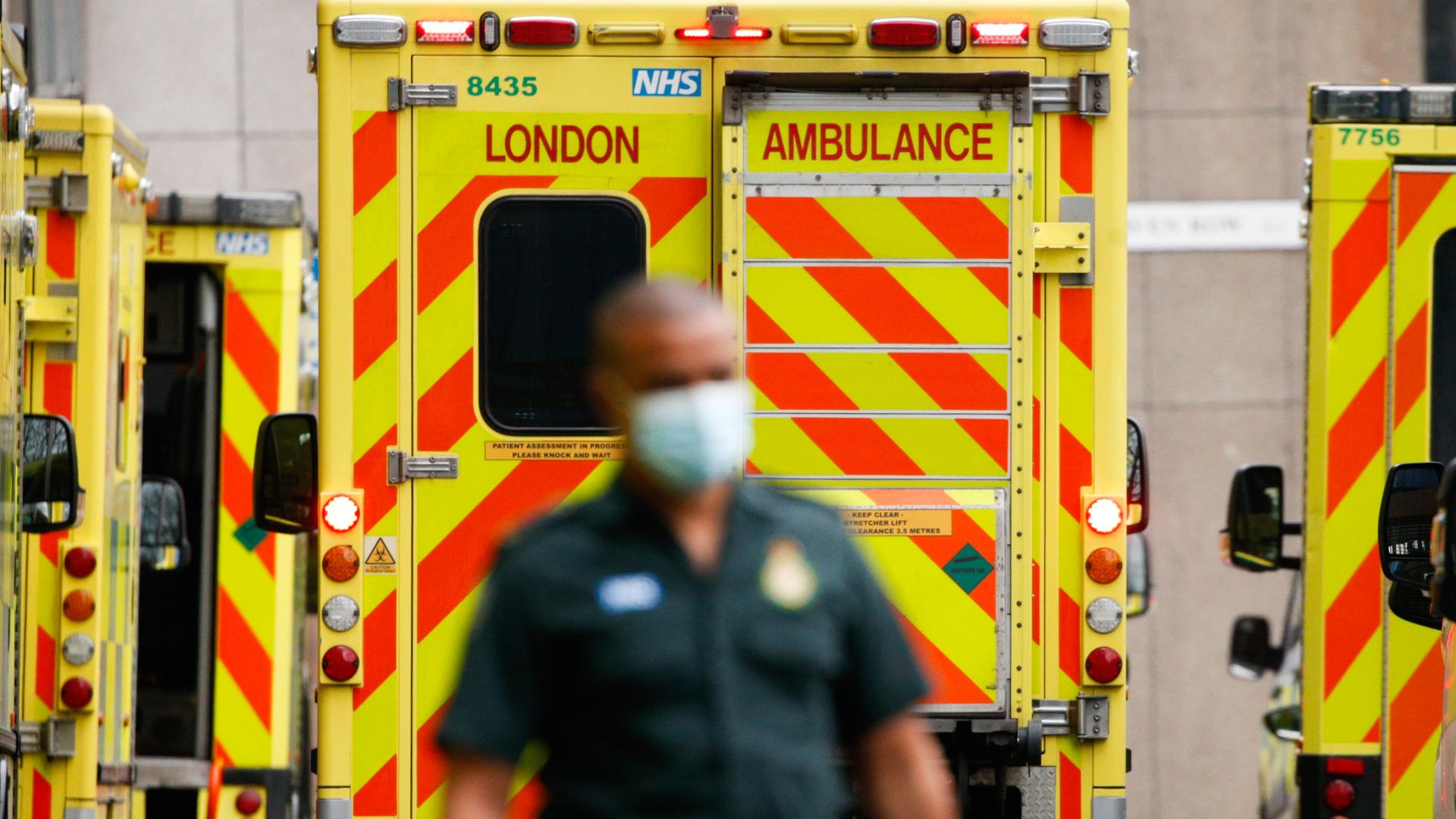 Ein Sanitäter geht an Krankenwagen vor der Notaufnahme des Royal London Hospital in London, England, vorbei.