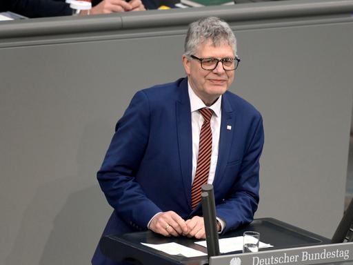 Christian Haase steht bei einer Sitzung des Deutschen Bundestages im Januar 2024 am Rednerpult im Plenum.