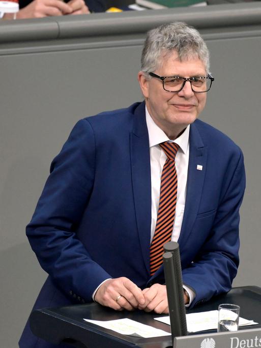 Christian Haase steht bei einer Sitzung des Deutschen Bundestages im Januar 2024 am Rednerpult im Plenum.