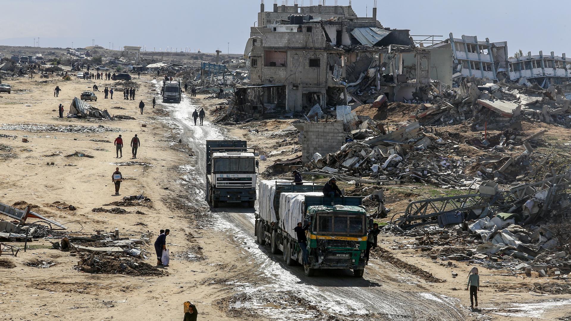 Rafah: Lastwagen mit humanitärer Hilfe des Hilfswerks der Vereinten Nationen für Palästinaflüchtlinge im Nahen Osten (UNRWA) fahren am Kerem-Schalom-Übergang von Ãgypten in den Gazastreifen ein.