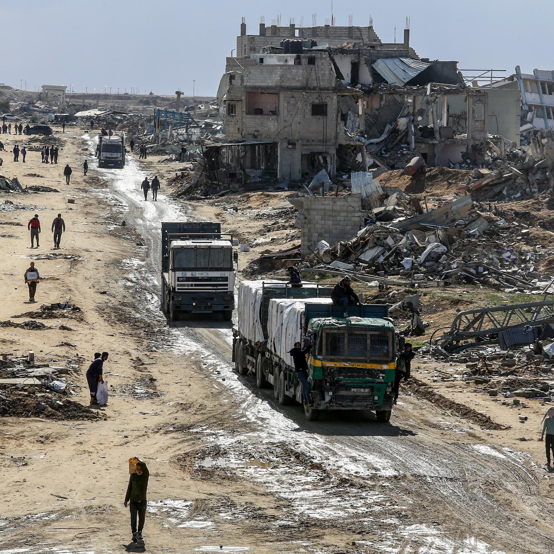 Rafah: Lastwagen mit humanitärer Hilfe des Hilfswerks der Vereinten Nationen für Palästinaflüchtlinge im Nahen Osten (UNRWA) fahren am Kerem-Schalom-Übergang von Ãgypten in den Gazastreifen ein.