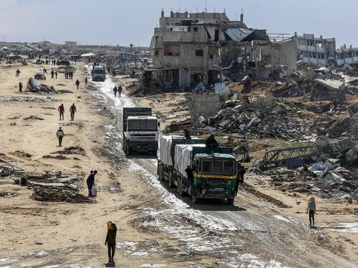 Rafah: Lastwagen mit humanitärer Hilfe des Hilfswerks der Vereinten Nationen für Palästinaflüchtlinge im Nahen Osten (UNRWA) fahren am Kerem-Schalom-Übergang von Ãgypten in den Gazastreifen ein.