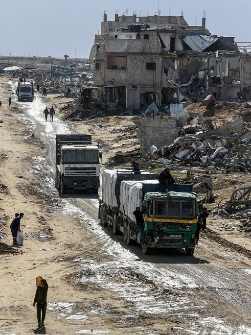 Rafah: Lastwagen mit humanitärer Hilfe des Hilfswerks der Vereinten Nationen für Palästinaflüchtlinge im Nahen Osten (UNRWA) fahren am Kerem-Schalom-Übergang von Ãgypten in den Gazastreifen ein.