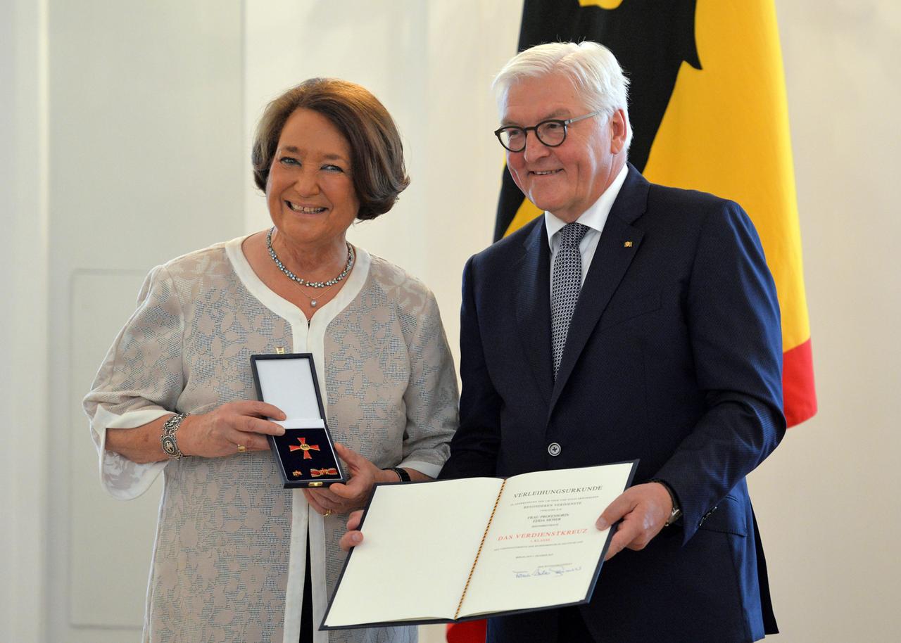 Edda Moser (Rheinbreitbach und Koeln, li.) und Bundespraesident Frank-Walter STEINMEIER (re.), Ehrung und Verleihung des Verdienstordens der Bundesrepublik Deutschland an Buerger und Buergerinnen durch den Bundespraesidenten im Schloss Bellevue zum Thema "Mut zur Zukunft: Grenzen ueberwinden", Berlin, Deutschland am 02.10.2019. Ã