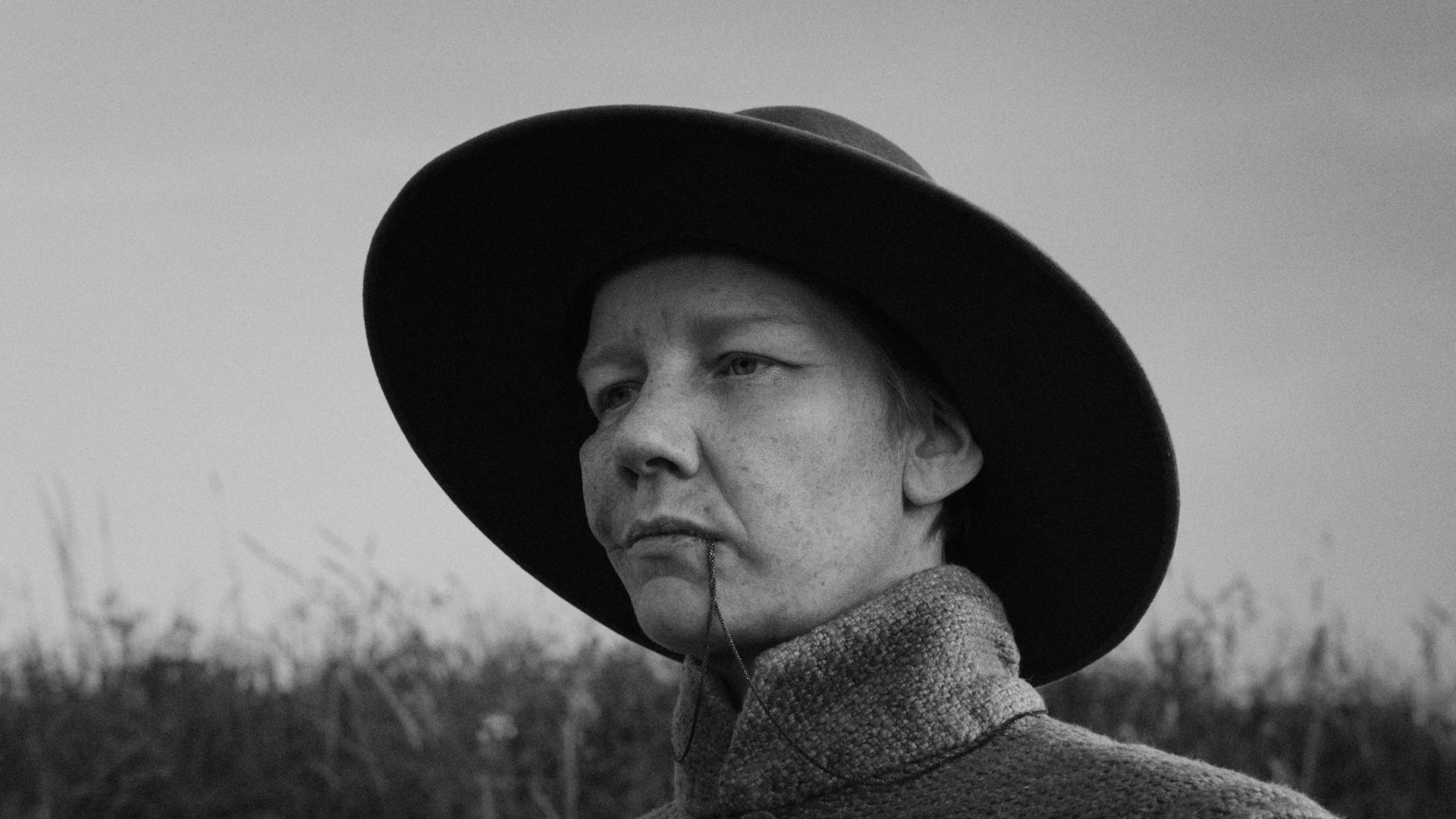Sandra Hüller als Rose in einer Szene des Films "Rose". Der Film kommt am 30.04.2026 in die deutschen Kinos. Sandra Hüller als Rose in einer Szene des Films "Rose". Der Film kommt am 30.04.2026 in die deutschen Kinos.