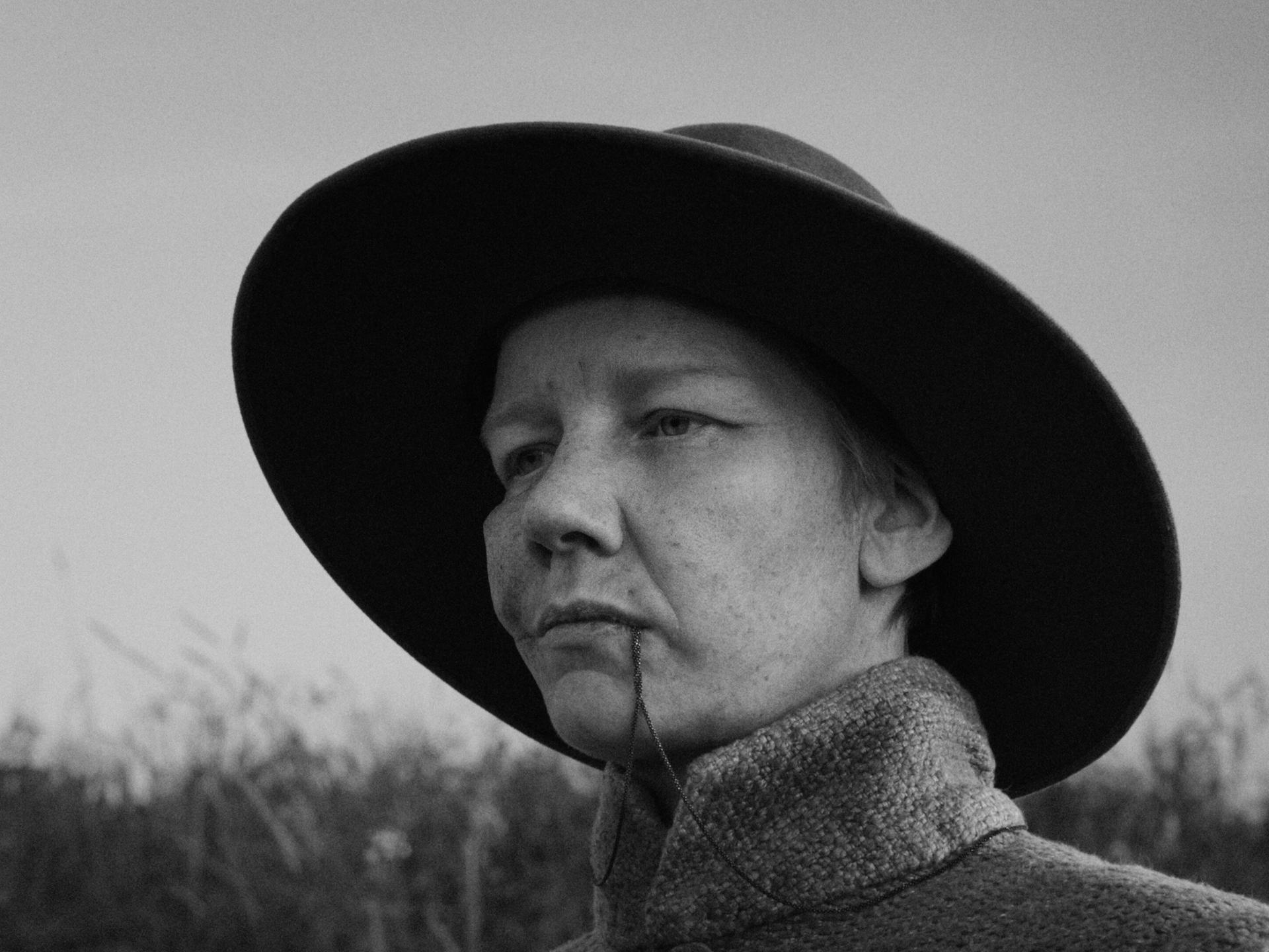 Sandra Hüller als Rose in einer Szene des Films "Rose". Der Film kommt am 30.04.2026 in die deutschen Kinos.