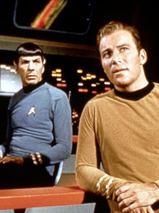 Aufnahme aus der Serie Star Trek. Zwei Schauspieler stehen in einer futuristischen Umgebung. Des sind Mr. Spock und Captain Kirk. Aufnahme aus der Serie Star Trek. Zwei Schauspieler stehen in einer futuristischen Umgebung. Des sind Mr. Spock und Captain Kirk.