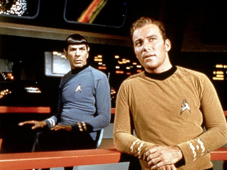 Aufnahme aus der Serie Star Trek. Zwei Schauspieler stehen in einer futuristischen Umgebung. Des sind Mr. Spock und Captain Kirk. Aufnahme aus der Serie Star Trek. Zwei Schauspieler stehen in einer futuristischen Umgebung. Des sind Mr. Spock und Captain Kirk.