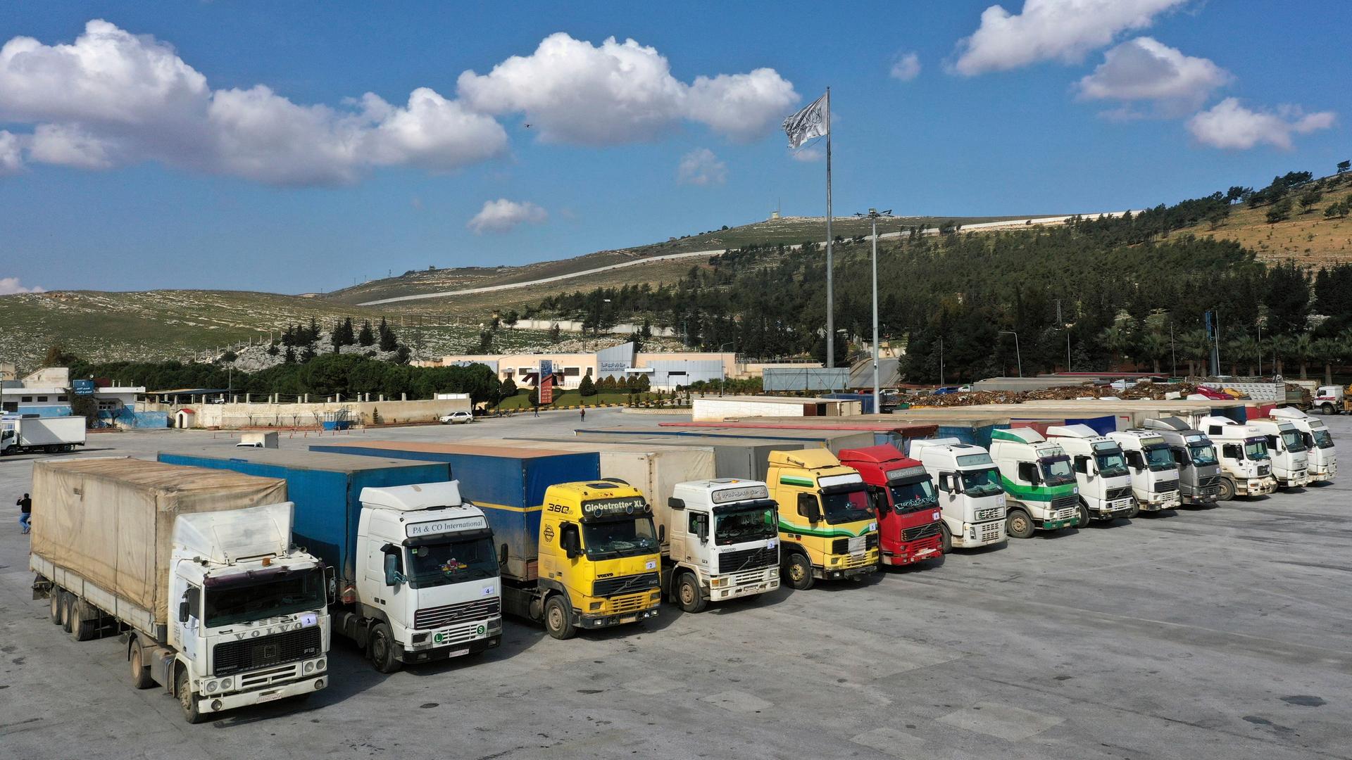 Syrien, Bab al-Hawa: Lastwagen mit humanitärer Hilfe der Vereinten Nationen für Syrien stehen am Grenzübergang Bab al-Hawa. 