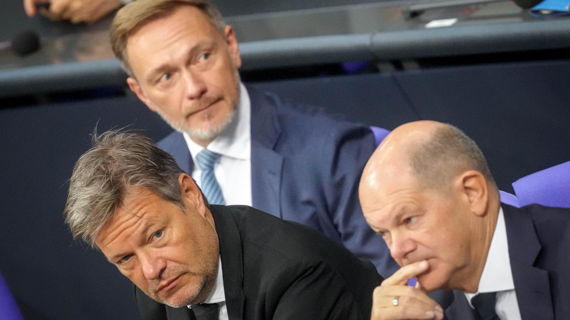 Christian Lindner (FDP), Bundesminister der Finanzen, Robert Habeck (Bündnis 90/Die Grünen), Bundesminister für Wirtschaft und Klimaschutz und Bundeskanzler Olaf Scholz (SPD) im Bundestags 