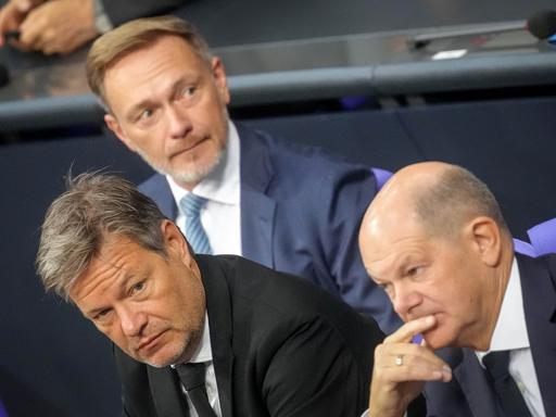 Christian Lindner (FDP), Bundesminister der Finanzen, Robert Habeck (Bündnis 90/Die Grünen), Bundesminister für Wirtschaft und Klimaschutz und Bundeskanzler Olaf Scholz (SPD) im Bundestags 