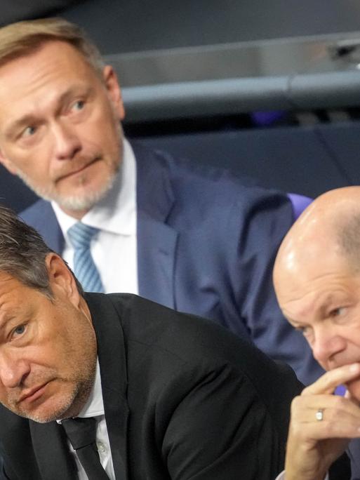 Christian Lindner (FDP), Bundesminister der Finanzen, Robert Habeck (Bündnis 90/Die Grünen), Bundesminister für Wirtschaft und Klimaschutz und Bundeskanzler Olaf Scholz (SPD) im Bundestags 