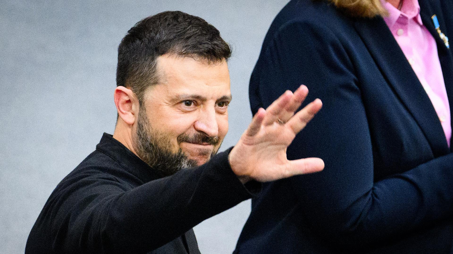 Rede Im Bundestag - Selenskyj Bedankt Sich Für Deutsche Unterstützung ...