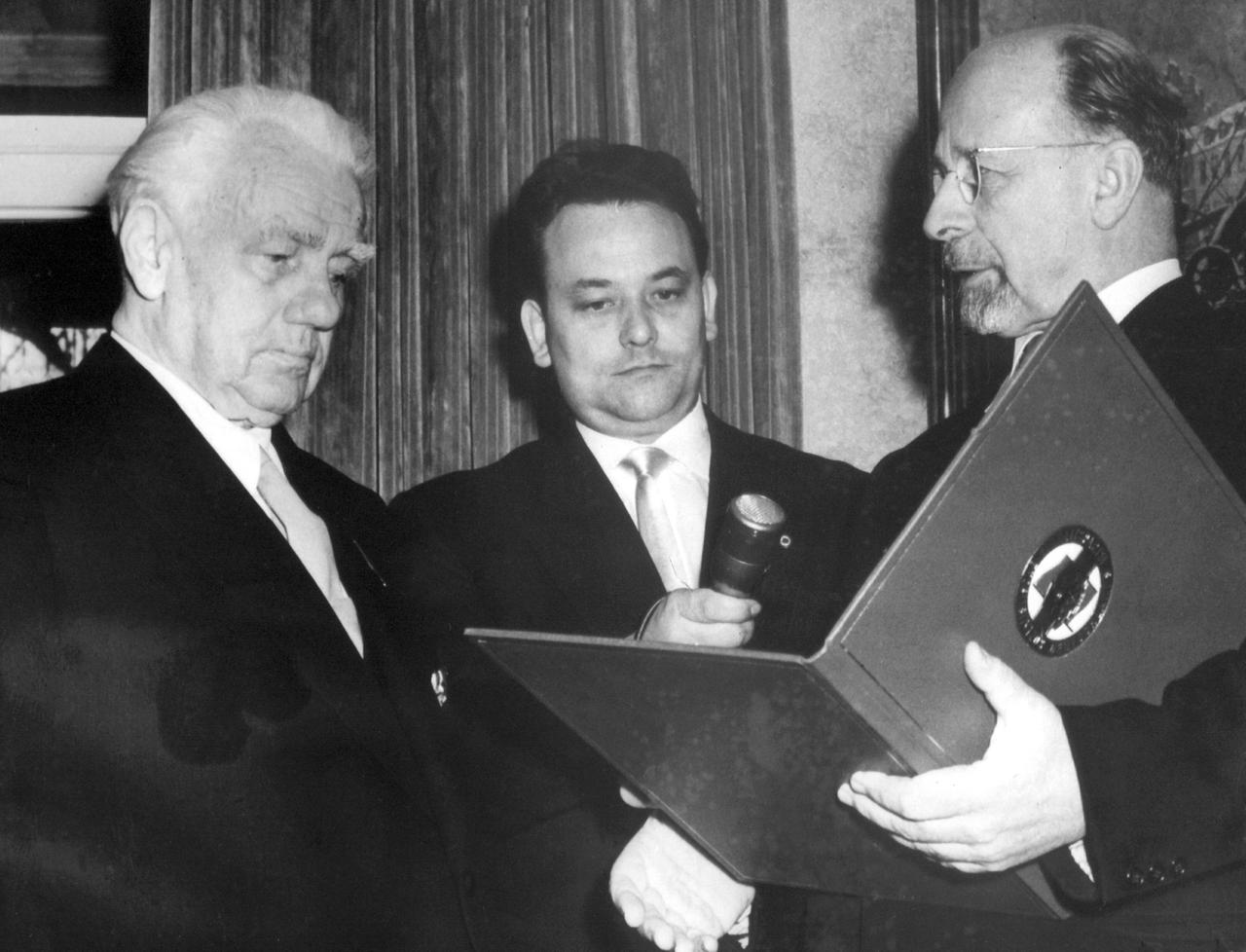 Wilhelm Pieck (l) neben Walter Ulbricht (r) 
