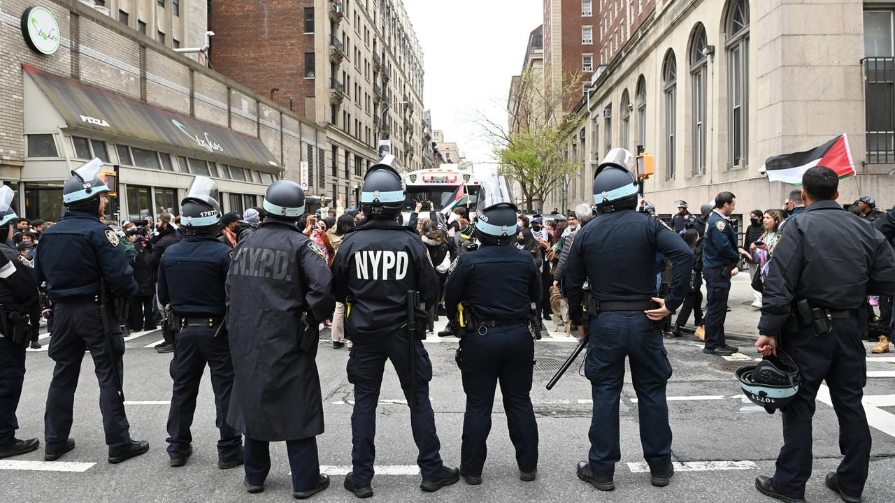 Polizisten und Studierende stehen sich an der Columbia University gegenüber.